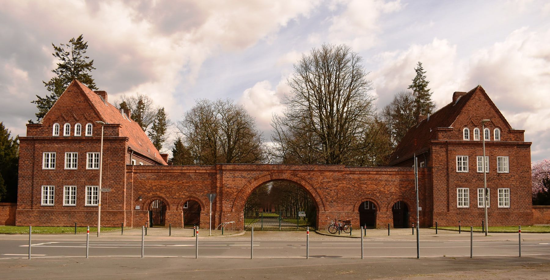 Eingang am Hohen Weg, der ehemalige Haupteingang des Stadtfriedhofs auf Stadtfriedhof Seelhorst